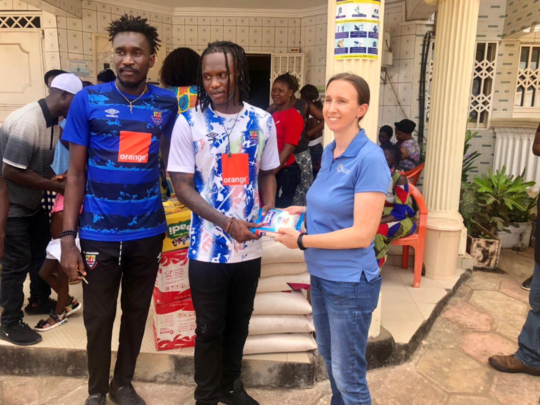 worldhopeorg's tweet photo. We contacted 15 families who came to the WHI office to receive rice, sugar, oil, tea bags, and other supplies. π€Popular music artists, #Markmuday and #Skillz, were also part of the #donation committee as part of the brand ambassadors for the #footballclub. https://t.co/WXxIm7Vrhq