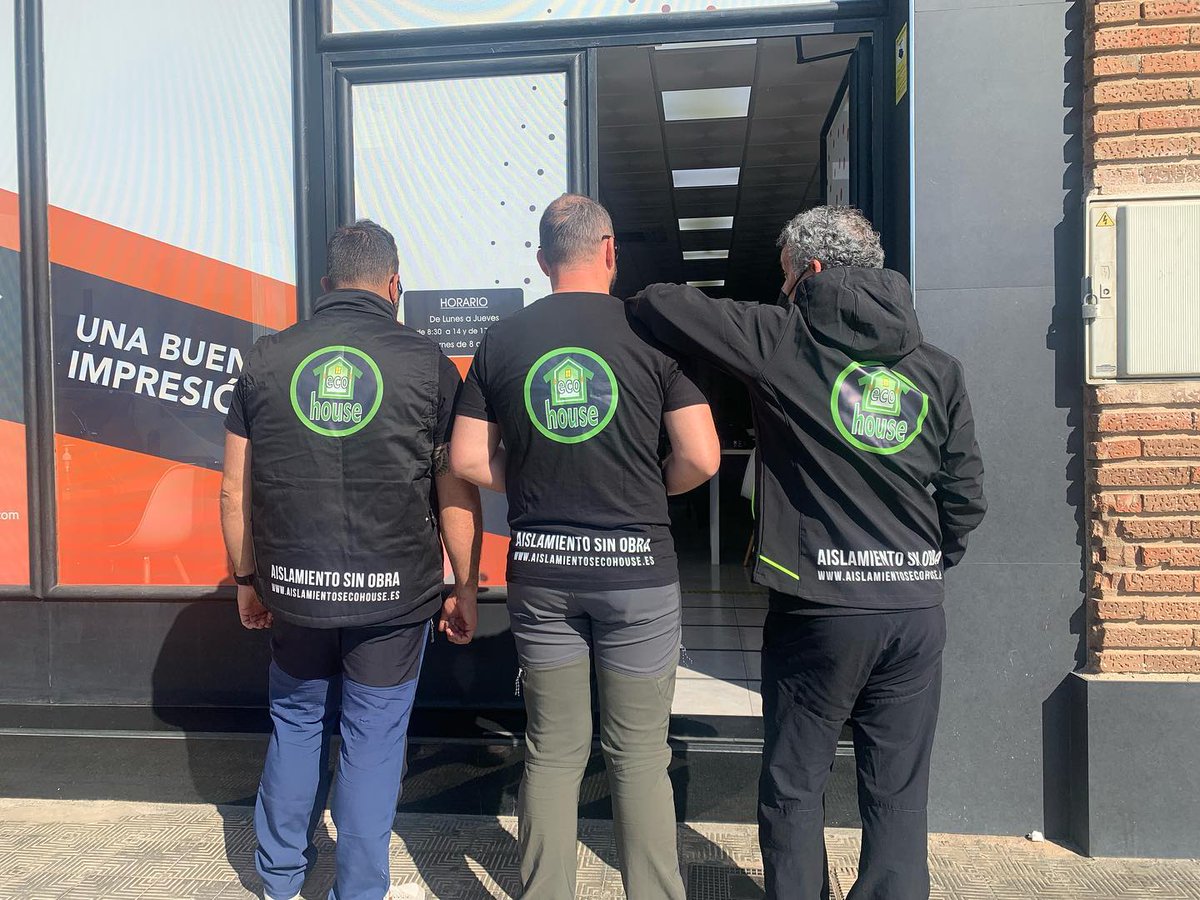 Entregamos la nueva equipación laboral de Proyectos y Aislamientos Eco House.
Camisetas, polos, chalecos, pantalones y softshell,  listos para todo el año.
#queremosquetellevesunabuenaimpresion
#imprentayrotulaciongarcilasso
#impresiontextilperdonalizada
#tuimagennosimporta