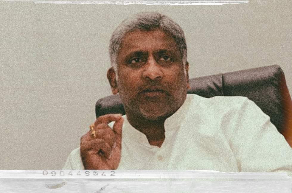 Rasthiyaduwa's tweet photo. මූව හොඳට මතක තියාගන්න! ඊයේ පොලිසිය බාර ඇමතිකම ගත්තේ. අද මිනී මැරුවා. ආයෙමත් කියන්නේ, මුංව හොඳට මතක තියාගන්න!

මූ ඉන්න ඕන හිරගේ, මුගේ මහ එවුන් එක්කම.

අනාගත පාර්ලිමේන්තුවක මේ මූණ දැක්කොත්, උඹයි මායි මේ රටේ ජීවත් වෙලා වැඩක් නෑ! https://t.co/x3xzziR3g3