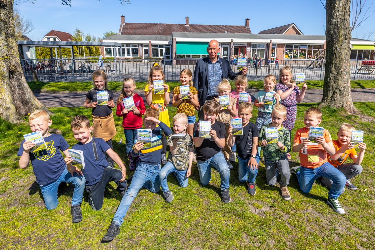 achtkarspelen's tweet photo. 📖💡 De leerlingen van groep 3 van CBS De Reinbôge in Twijzelerheide kregen vanmiddag van wethouder Max de Haan het boekje ‘52 buitenavonturen in Fryslân, die je voor je 12e gedaan moet hebben’. Het boekje is door de Friese NME-centra voor educatie gemaakt. https://t.co/wMmds2j7ZL