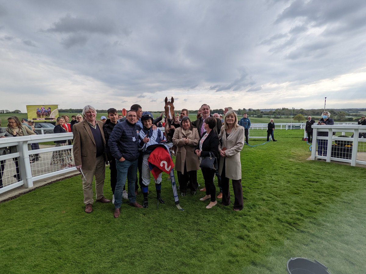 🏆 NEW PURSUIT WINS AGAIN 🏆 @epsomdownsracecourse for the @runawayracingsyndicate 👏🤩 under a great ride from @benoit__200218 🏇Congratulations to his winning owners &amp; well done to the team at home for their hard work to keep the winners coming 👏🏆 #kpfracing #winningteam🏆