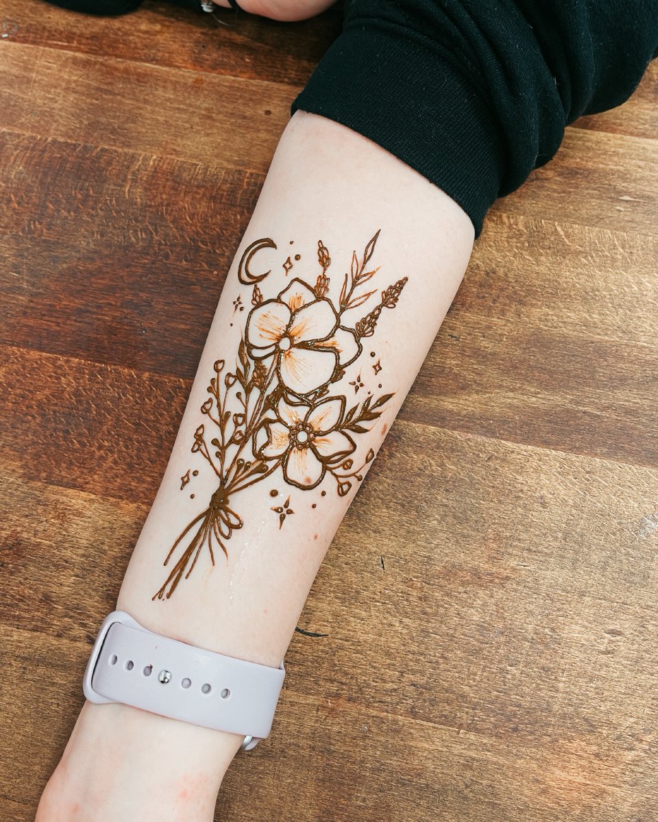 hennaiom's tweet photo. Love doing henna for @_megsconnolly . Flowers, moons and stars are the ultimate combo. 💐🌙✨ #IOMstory https://t.co/0RpMwdYrNA