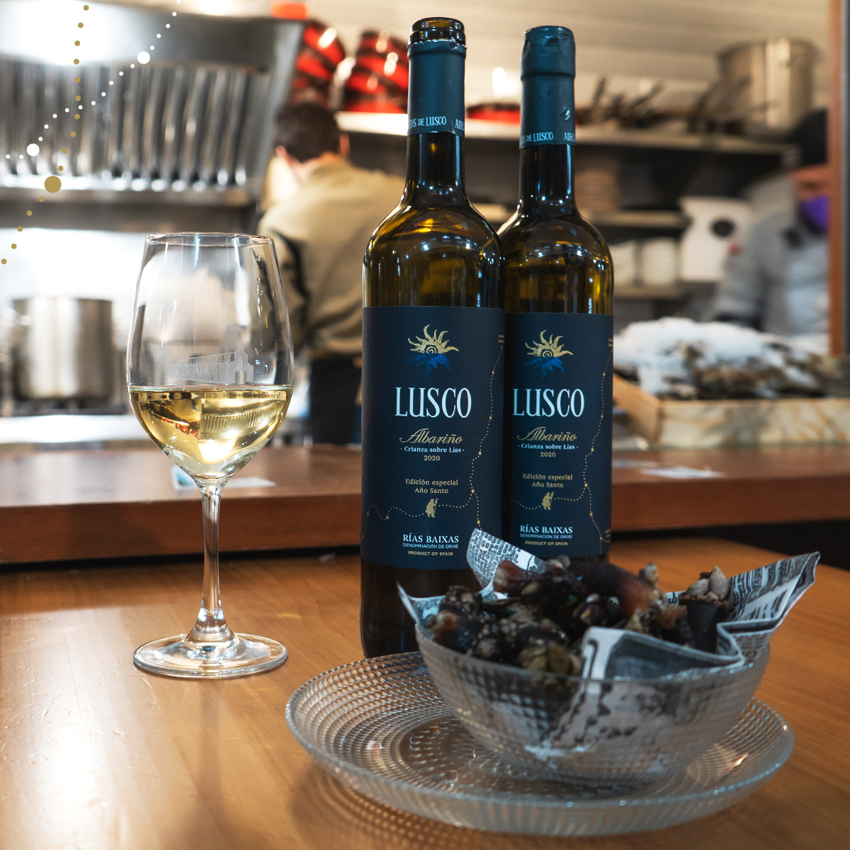 Percebes y Lusco en A Ostreria de Santiago de Compostela. ¿Qué más se puede pedir? #AOstrería #SantiagodeCompostela #lusco #ConBuenVinoSeAndaElCamino