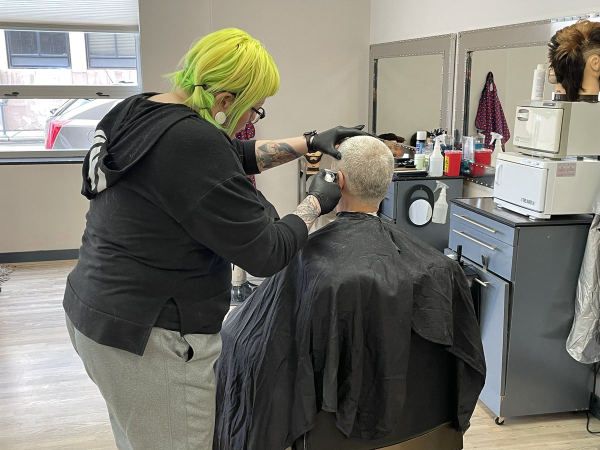 SharifDKing's tweet photo. Students at the 💈New York 👩‍🦰Beauty and Barber💇‍♂️Academy are boosting the confidence of Southern Tier residents and the less fortunate by providing free haircuts every Tuesday and Friday.

#WatchSharif Tonight 5/6 p.m. Est for the full story. @WETM18News &amp; https://t.co/wC0hdDP4Ey https://t.co/QYpwjJKenG