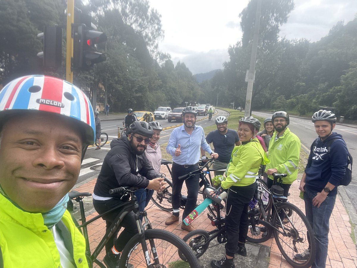 wilbenpalacios's tweet photo. @felipe_ramir Testigo de excepción del #PowerStreet del @SectorMovilidad @felipe_ramir con su equipo muy Pil@s. #EnBici @Bogota así se facilitan las decisiones conociendo el territorio. https://t.co/01Z0CczO2D