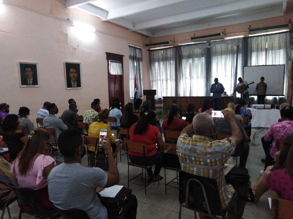 EsterisFrancis's tweet photo. @DiazCanelB #ProhibidoOlvidar #CubaViveEnSuHistoria #AbrilDeVictorias así recordamos los Subdirectores Generales de Educación en #SantiagodeCuba esta inolvidable fecha @CubaMined @dpestgo @elsa_ena @FundichelyRosa @Gob_StgoDeCuba @RamnMonte1 https://t.co/esOg0gcq8g