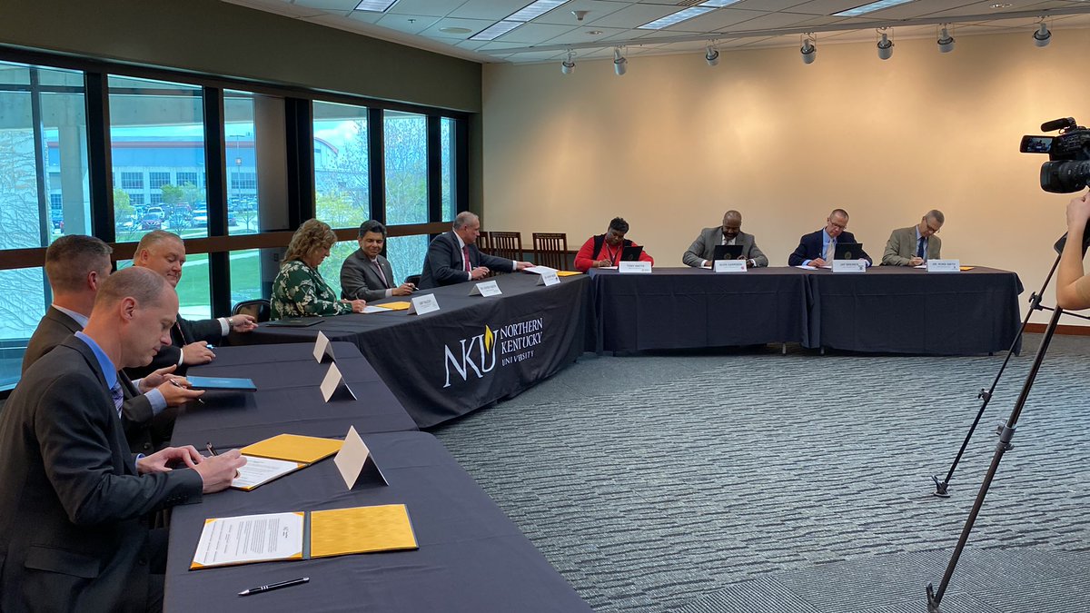 buddywheatleyky's tweet photo. Here at @Steely_Library for the expansion of the Young Scholars Academy. Now includes:
Kenton Co, Covington, Ludlow, Newport, Erlanger-Elsmere, Dayton, Bellevue, Pendleton, Bracken.
Special thx to @Dr_HenryWebb and @PrezVaidya https://t.co/Q5YCcC4h8G