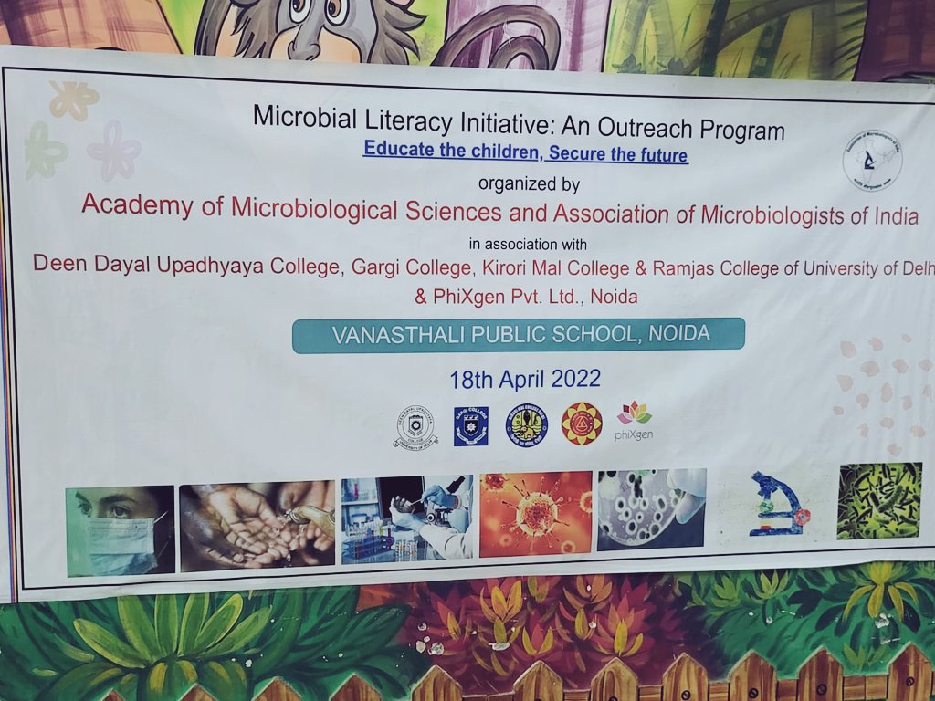 charudraw's tweet photo. #MicrobialLiteracy #Outreach #AcademyofMicrobiologicalSciences #AMSc #AMI #VPSNoida Igniting the young minds. #seeingtheunseen 
@OfficialRamjas @UnivofDelhi https://t.co/xQzj57dQWy