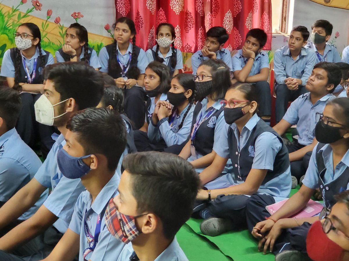 charudraw's tweet photo. #MicrobialLiteracy #Outreach #AcademyofMicrobiologicalSciences #AMSc #AMI #VPSNoida Igniting the young minds. #seeingtheunseen 
@OfficialRamjas @UnivofDelhi https://t.co/xQzj57dQWy