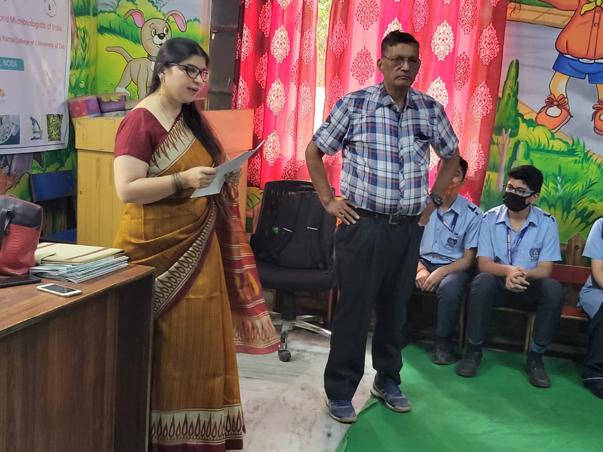 charudraw's tweet photo. #MicrobialLiteracy #Outreach #AcademyofMicrobiologicalSciences #AMSc #AMI #VPSNoida Igniting the young minds. #seeingtheunseen 
@OfficialRamjas @UnivofDelhi https://t.co/xQzj57dQWy