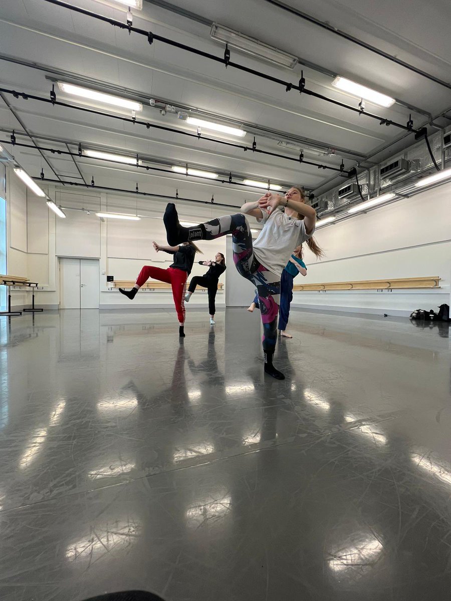 jo_freeman_10's tweet photo. So grateful working with @SalfordUni students! You are a delight! 🙏 

Thank you @GreenSpaceDS for having me onboard choreographing has been so much fun! ✨🙌

Special thanks to @choreoruth for bringing me on board! 💪

#salforduni #manchesterdance #manchesterchoreographer https://t.co/99JDXK1lOY