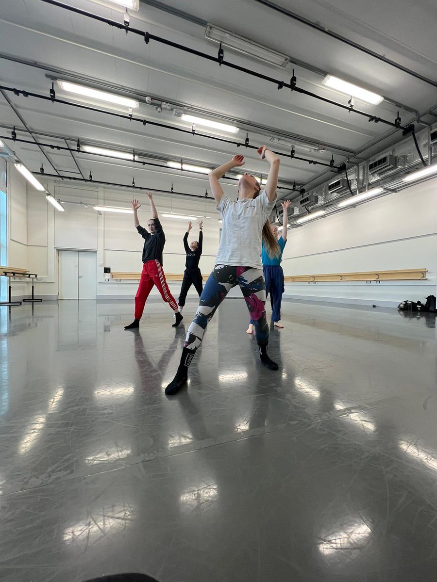 jo_freeman_10's tweet photo. So grateful working with @SalfordUni students! You are a delight! 🙏 

Thank you @GreenSpaceDS for having me onboard choreographing has been so much fun! ✨🙌

Special thanks to @choreoruth for bringing me on board! 💪

#salforduni #manchesterdance #manchesterchoreographer https://t.co/99JDXK1lOY