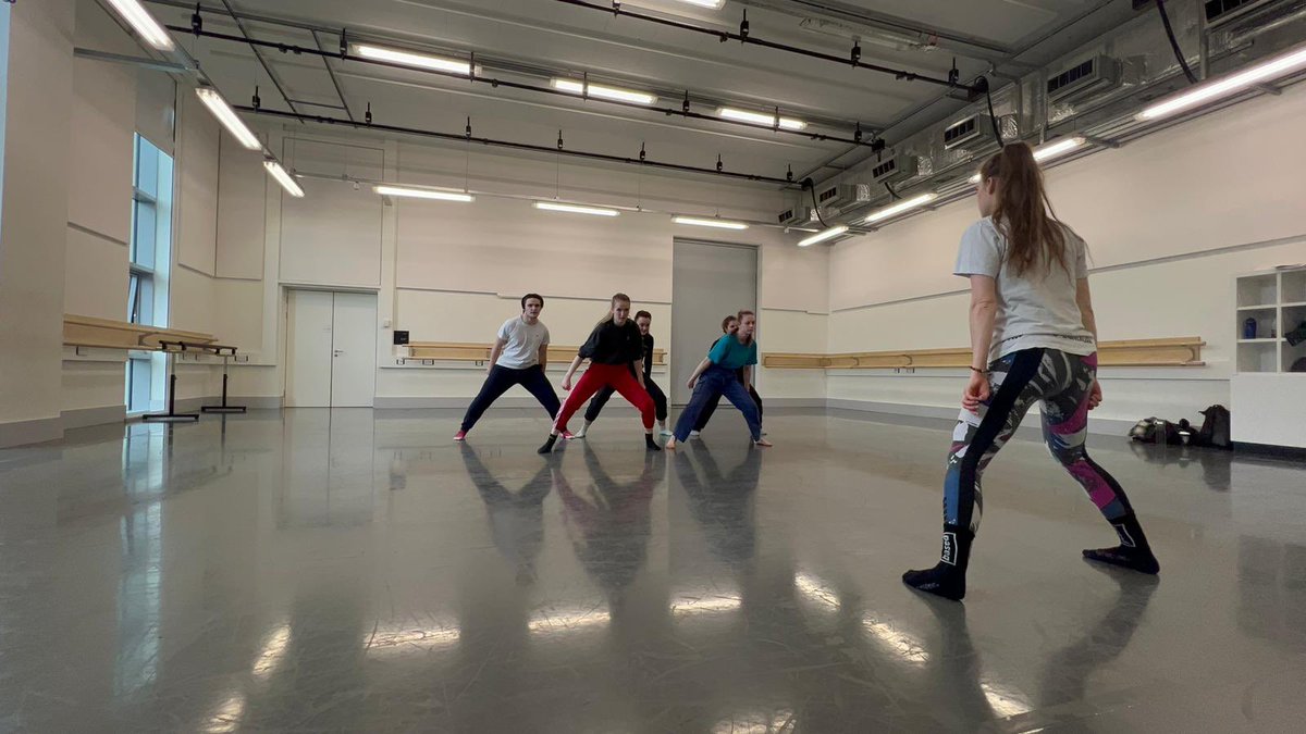 jo_freeman_10's tweet photo. So grateful working with @SalfordUni students! You are a delight! 🙏 

Thank you @GreenSpaceDS for having me onboard choreographing has been so much fun! ✨🙌

Special thanks to @choreoruth for bringing me on board! 💪

#salforduni #manchesterdance #manchesterchoreographer https://t.co/99JDXK1lOY