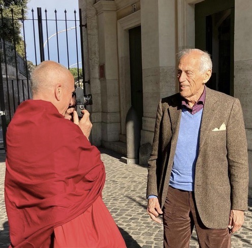 FreckVreeland's tweet photo. Getting my portrait taken for the memoir by my photographer son, #MonkWithaCamera, @nvreeland. #photography #Vreelands #memoir https://t.co/tzF4CG7JeQ