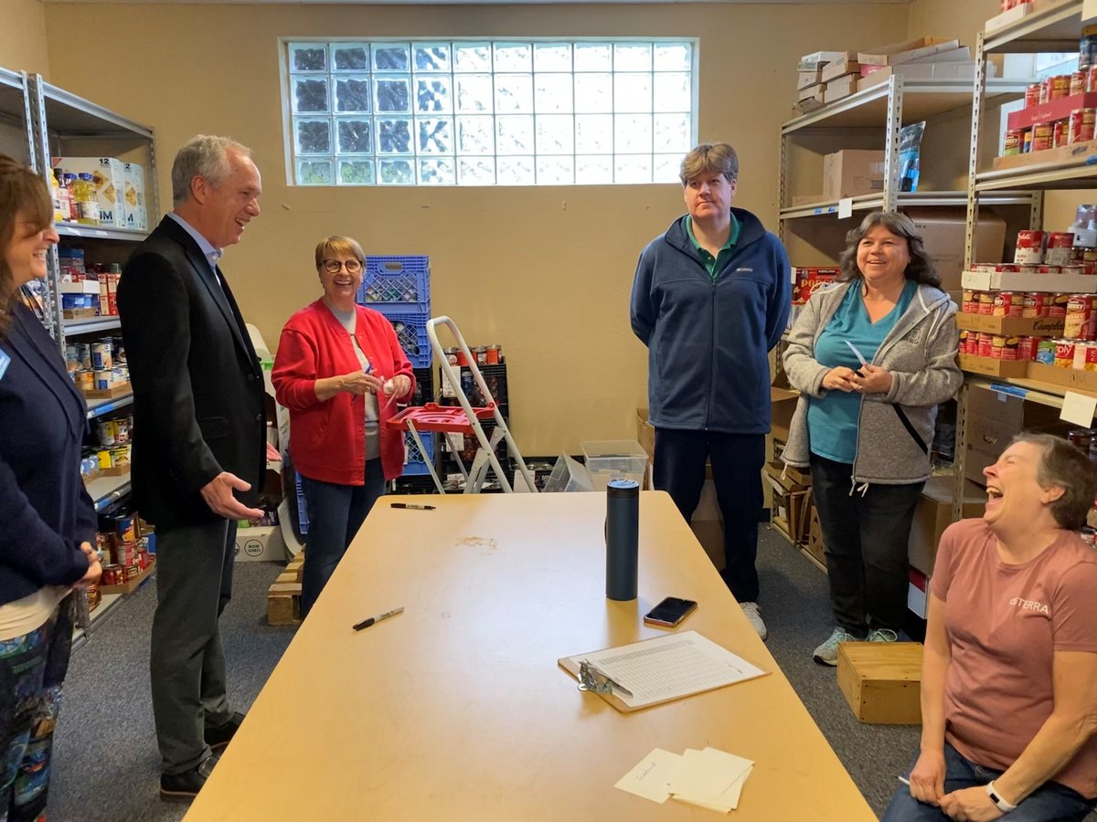 St. Matthews Area Ministries has been providing many necessary goods to the 40207-zip code, and parts of 40202, for nearly 50 years! Thank you for showing @louisvillemayor around your wonderful facility and helping our community!
#LiveUnited #MGAD2022