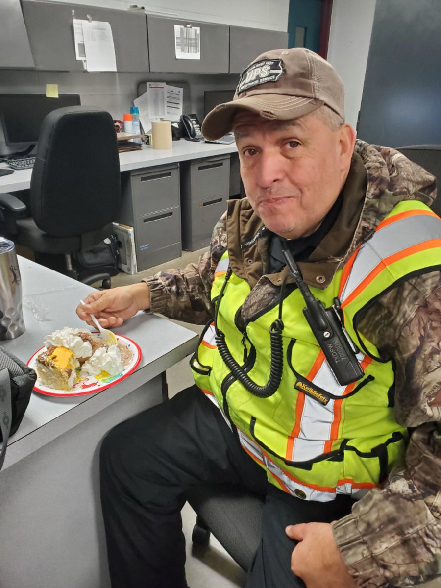 DFW_SunriseRamp's tweet photo. Celebrating April Bdays and anniversaries today with some cake and ice cream! 🎊🎉🎂🍦@DfwUps @RedRiverUPSers @UPSers @UpsDfwTraining https://t.co/lkCJk68NWW