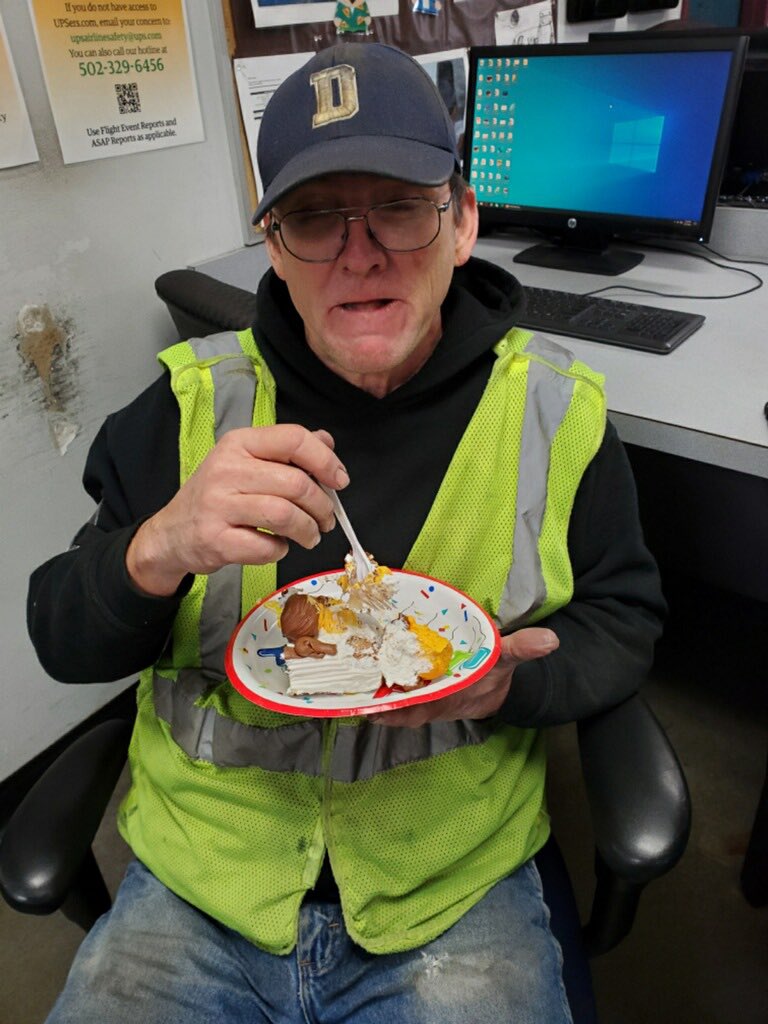 DFW_SunriseRamp's tweet photo. Celebrating April Bdays and anniversaries today with some cake and ice cream! 🎊🎉🎂🍦@DfwUps @RedRiverUPSers @UPSers @UpsDfwTraining https://t.co/lkCJk68NWW