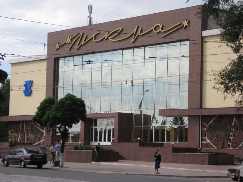 IAPonomarenko's tweet photo. The Iskra concert hall in Mariupol.
On Fridays, as a student, I used to catch late evening buses for factory workers at this very spot to get back to my village for weekend.
Now see what Russia did to that happy city. https://t.co/2lyJMnO3Xy
