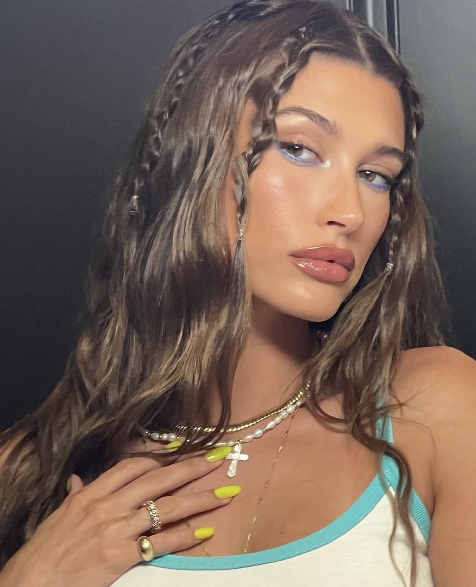 BH__'s tweet photo. This look has me in chokehold #HaileyBieber #Coachella https://t.co/RPKMNi9Wrc