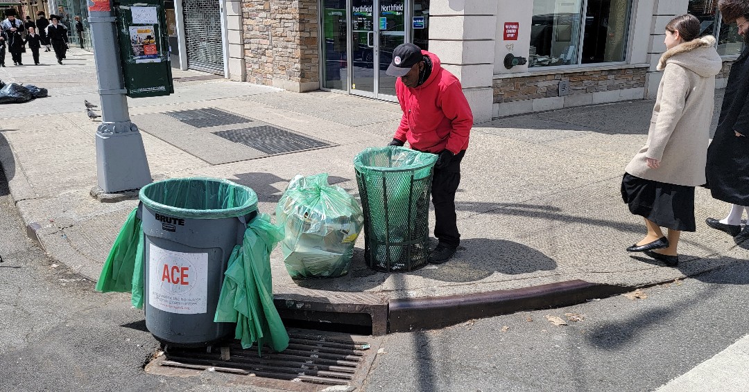 aceprogramsny's tweet photo. The team is on the job, keeping #BoroughPark looking beautiful with thanks to our #PartnerInClean @KalmanYegerNYC https://t.co/767Cp8XXbf