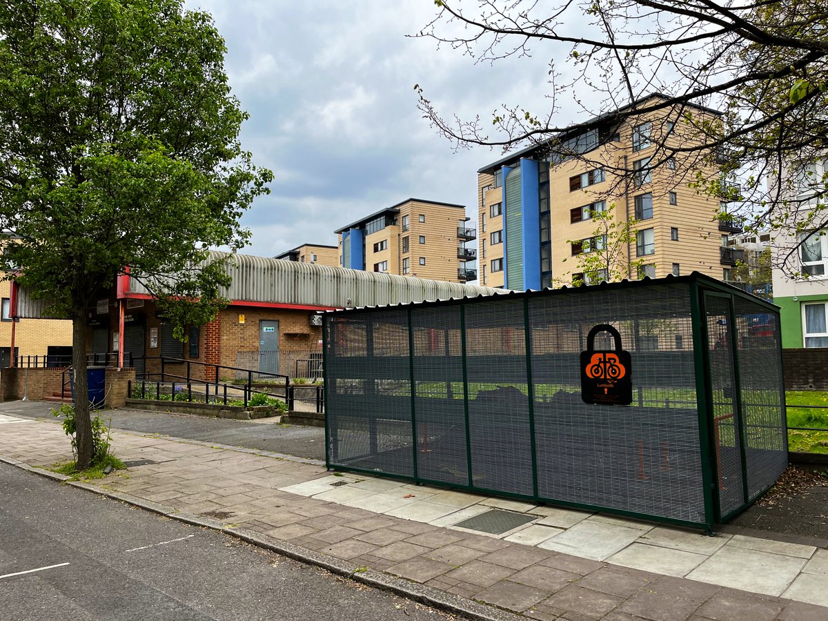 RushCommonLab's tweet image. Last year we helped with the launch of the Tulse Hill cycling club - now we’ve got bike storage for the club’s bikes on St Matthew’s Road and more on street/estate bike storage coming to the wider area in the future 🚲🚲🚲