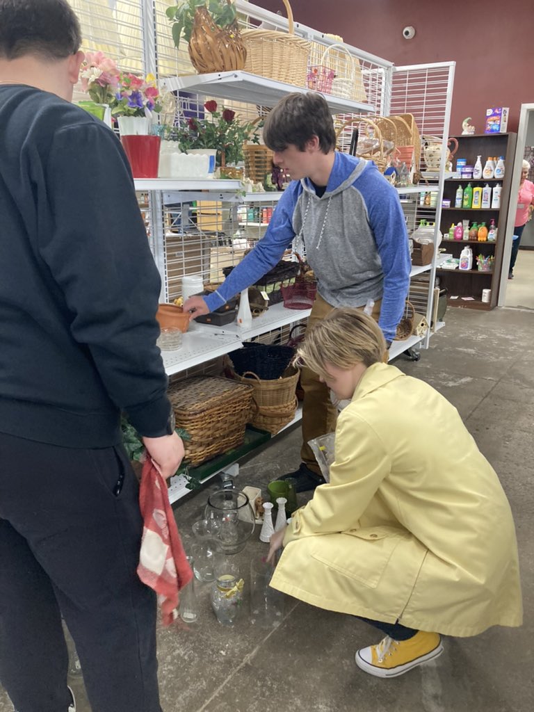 MtVernonHS's tweet photo. MVHS student leaders in action! #serve #YLHC https://t.co/sdVvPRhZTd