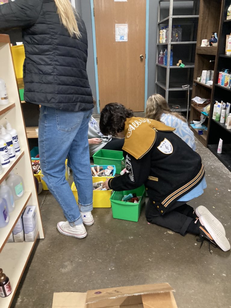 MtVernonHS's tweet photo. MVHS student leaders in action! #serve #YLHC https://t.co/sdVvPRhZTd