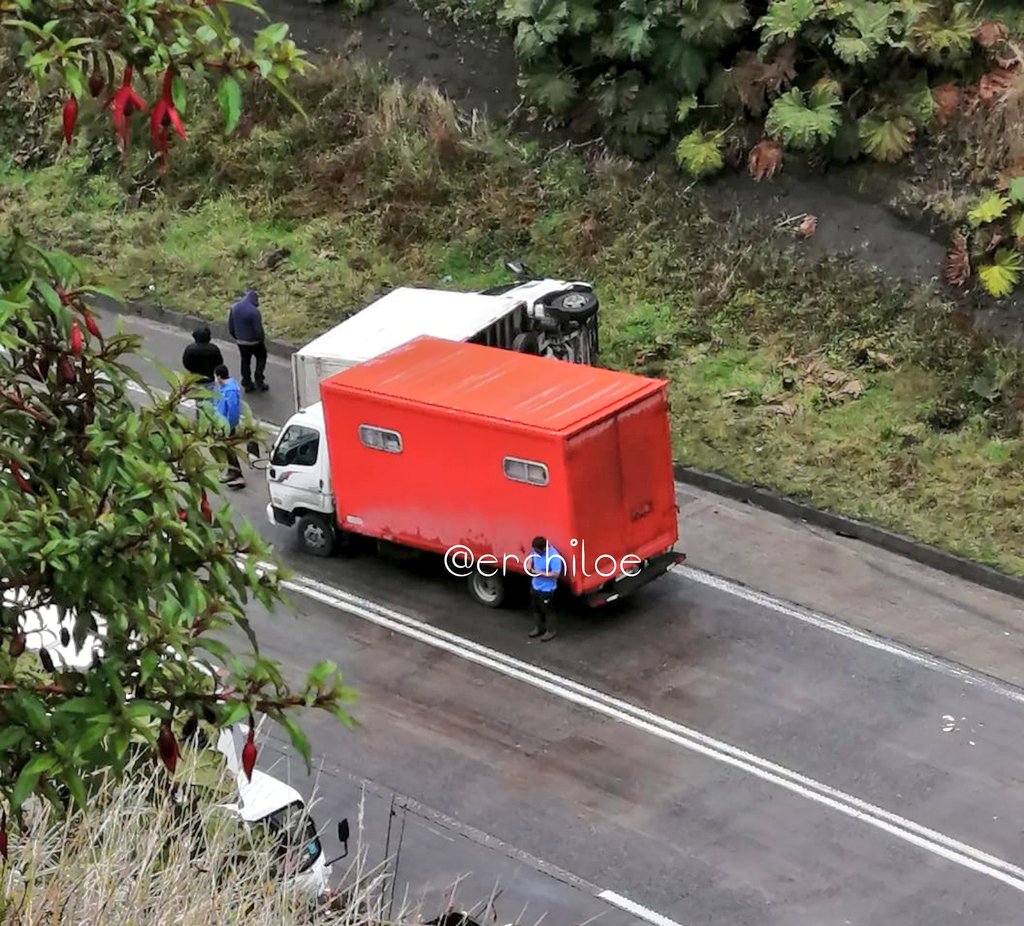 erchiloe's tweet photo. 𝗨́𝗟𝗧𝗜𝗠𝗢 𝗠𝗜𝗡𝗨𝗧𝗢 🚨 𝗖𝗛𝗢𝗡𝗖𝗛𝗜  
Sector cuesta #Natri, colisión vehícular de 2 camiones 3/4 con posterior volcamiento de uno de los involucrados. #Ruta5 
⭕ Según se informa no hay personas atrapadas.  
#Precaución 🚧
📷 Cedida 
@pera334 @TTILosLagos
[En Desarrollo] https://t.co/BhjSbPmQ51