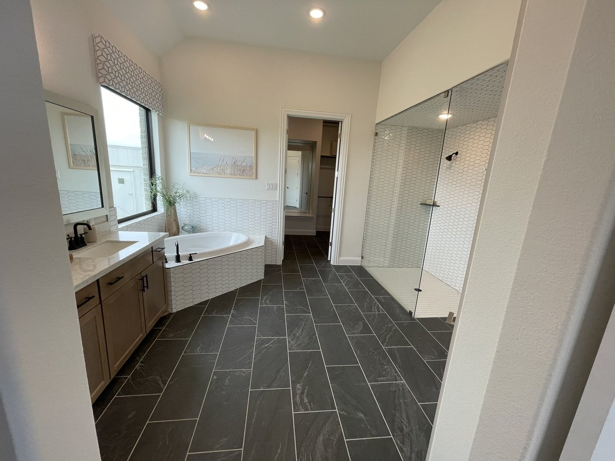 Here’s what 600k will get you in the new Anthem community in Kyle! 

1500 homes, will have events with food trucks, and an elementary school! 

This home: 

4 beds, 3 baths, 3300 sqft