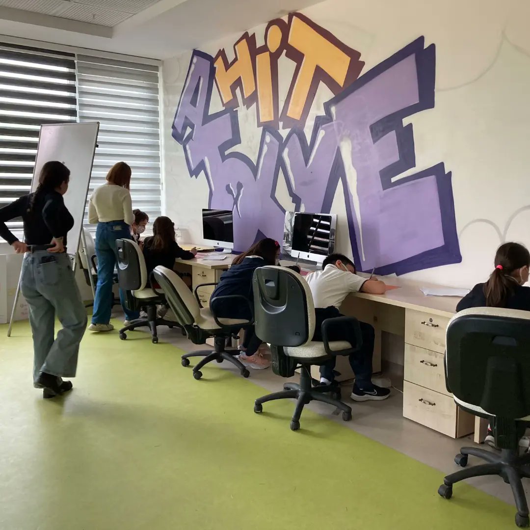 Minik yaratıcıların sihirli dokunuşlarıyla hayal ettik, yarattık, eğlendik, öğrendik! 💫⭐

Minik konuklarımıza, atölye öğrencilerimize ve <a href="/AtolyeHit/">Atölye Halkla İlişkiler</a> öğrencilerine sonsuz teşekkürler 🌺🎉