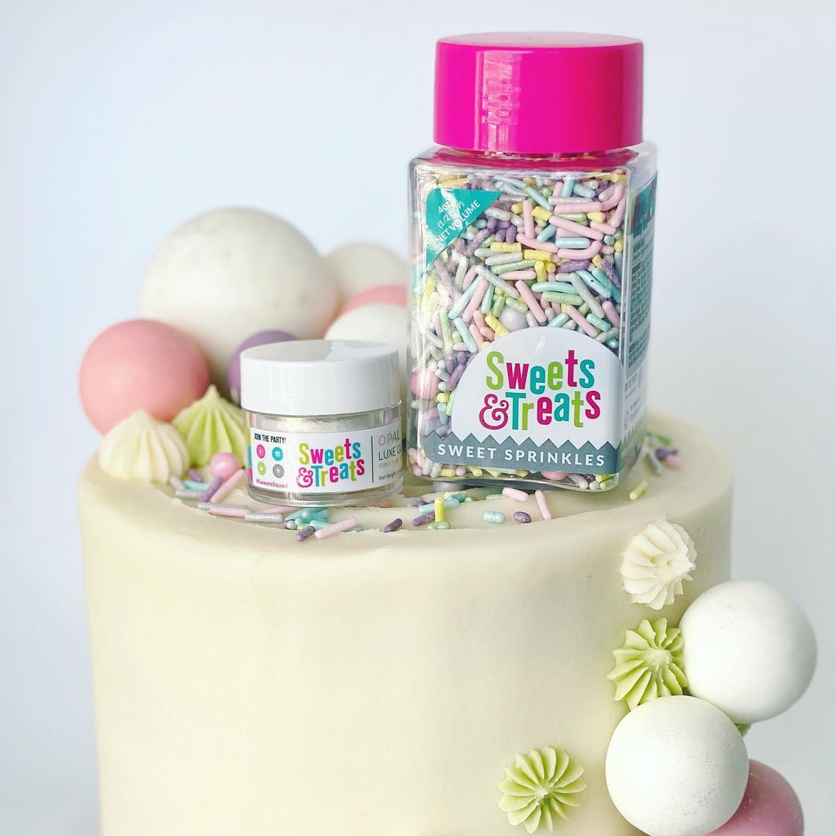 Sweets_Treats's tweet image. Swooning over this pretty pastel cake by @septembermooncupcakery 😍! She topped this beauty with our Opal glitter and Sunday Best sprinkles! 
#ShopSweetsandTreats #springcake #pastelcake 

SUNDAY BEST SPRINKLES: l8r.it/rP3Z