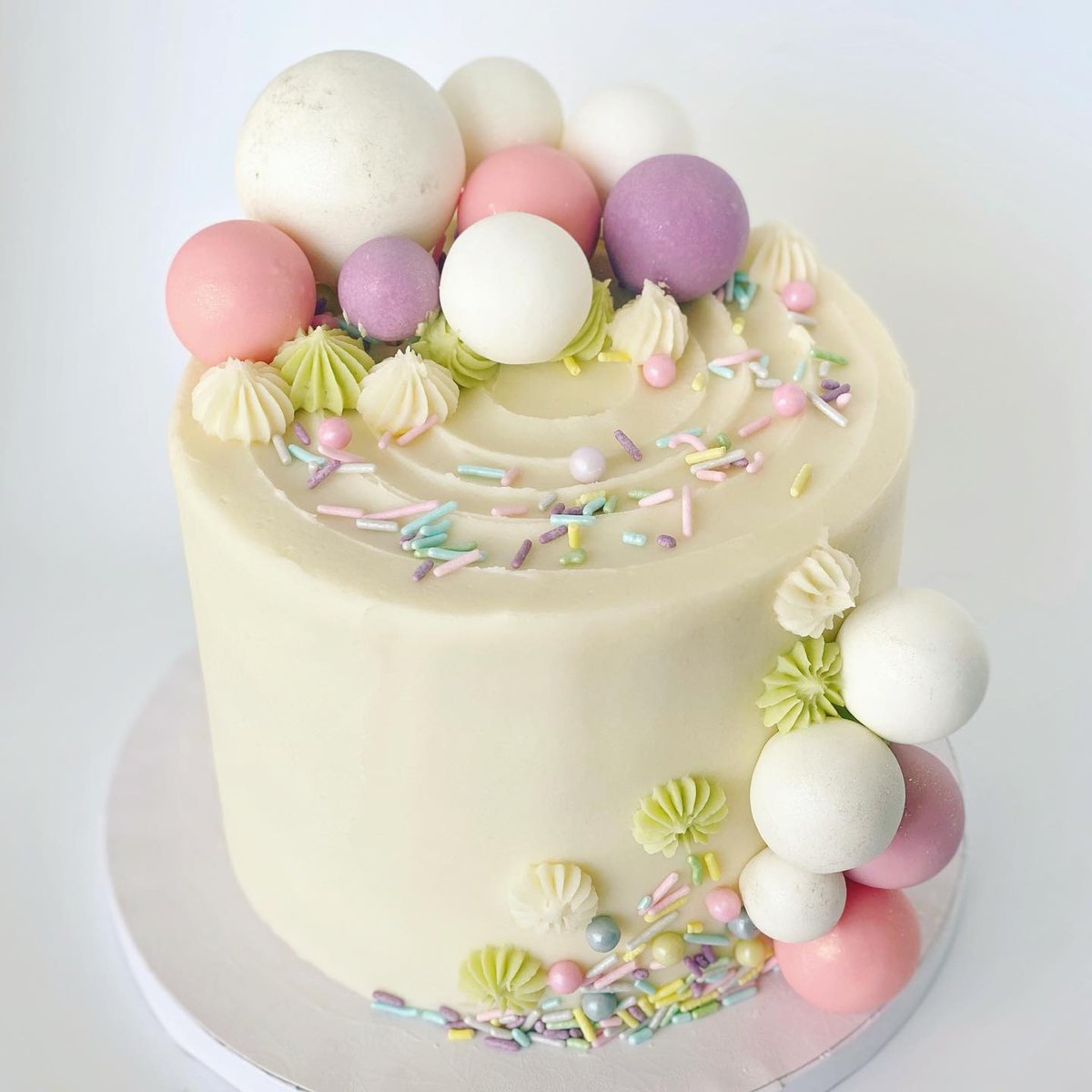Sweets_Treats's tweet image. Swooning over this pretty pastel cake by @septembermooncupcakery 😍! She topped this beauty with our Opal glitter and Sunday Best sprinkles! 
#ShopSweetsandTreats #springcake #pastelcake 

SUNDAY BEST SPRINKLES: l8r.it/rP3Z