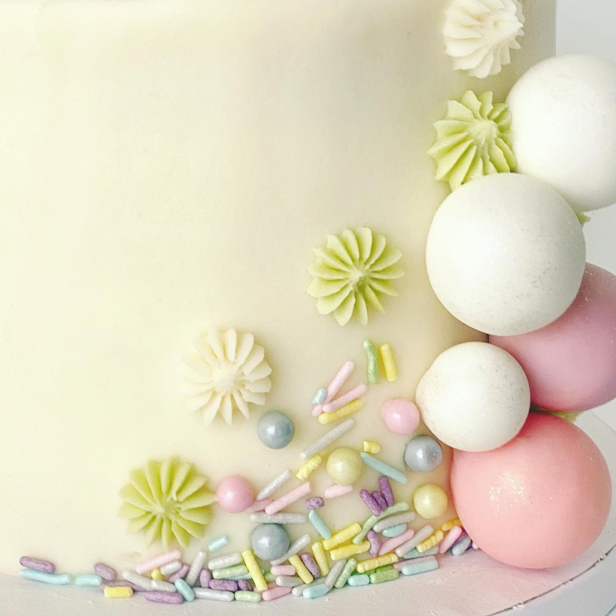 Sweets_Treats's tweet image. Swooning over this pretty pastel cake by @septembermooncupcakery 😍! She topped this beauty with our Opal glitter and Sunday Best sprinkles! 
#ShopSweetsandTreats #springcake #pastelcake 

SUNDAY BEST SPRINKLES: l8r.it/rP3Z