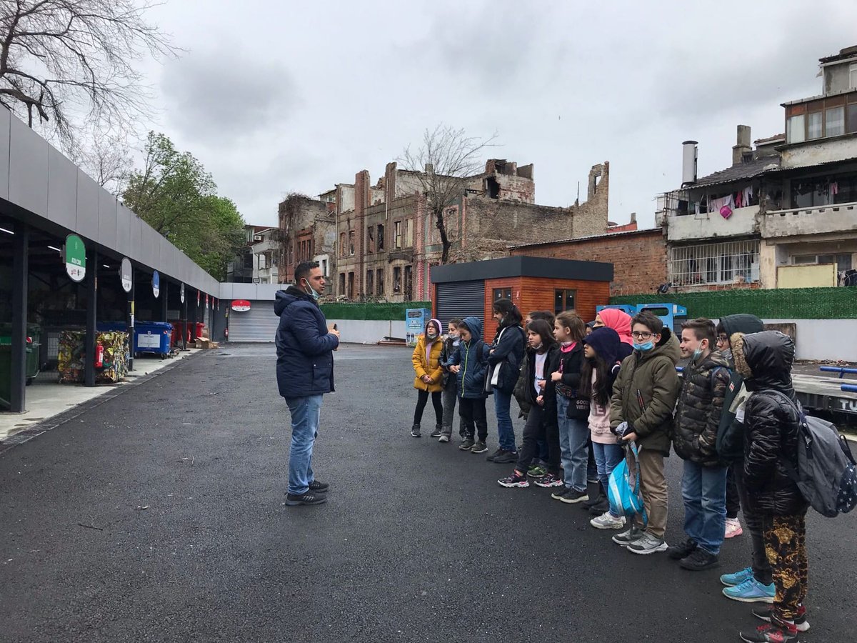 4-A Sınıfı öğrencileri, Fatih Belediyesi Geri Dönüşüm Atölyesi'ne misafir oldular. Atık malzemelerle yapılan kedi evlerini keyifle boyadılar. <a href="/tcmeb/">Millî Eğitim Bakanlığı</a> <a href="/memleventyazici/">Levent Yazıcı</a> <a href="/istanbulilmem/">İstanbul İl Millî Eğitim Müdürlüğü</a>  <a href="/mucipkina/">Mucip KINA</a> @fatihilcemem <a href="/FatihBelediye/">Fatih Belediyesi</a>