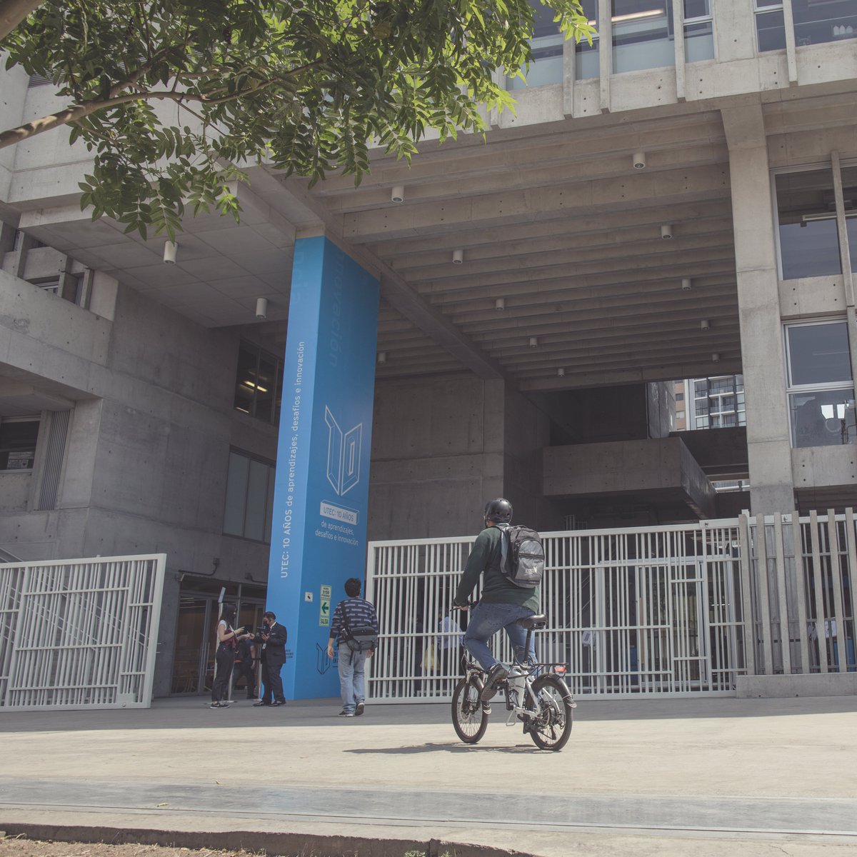 UTECuniversidad's tweet photo. Hoy 19 de abril, celebramos el #DíaMundialDeLaBicicleta 🚲
Hagamos conciencia y promovamos el uso de este medio de transporte que mejora nuestra salud y cuida el medio ambiente 🌍🌱
Y por cierto... ¿a qué edad aprendiste a andar en bicicleta?
#YoVengoAUTECEnBici #CampusUTEC https://t.co/OVIbJp9TVb