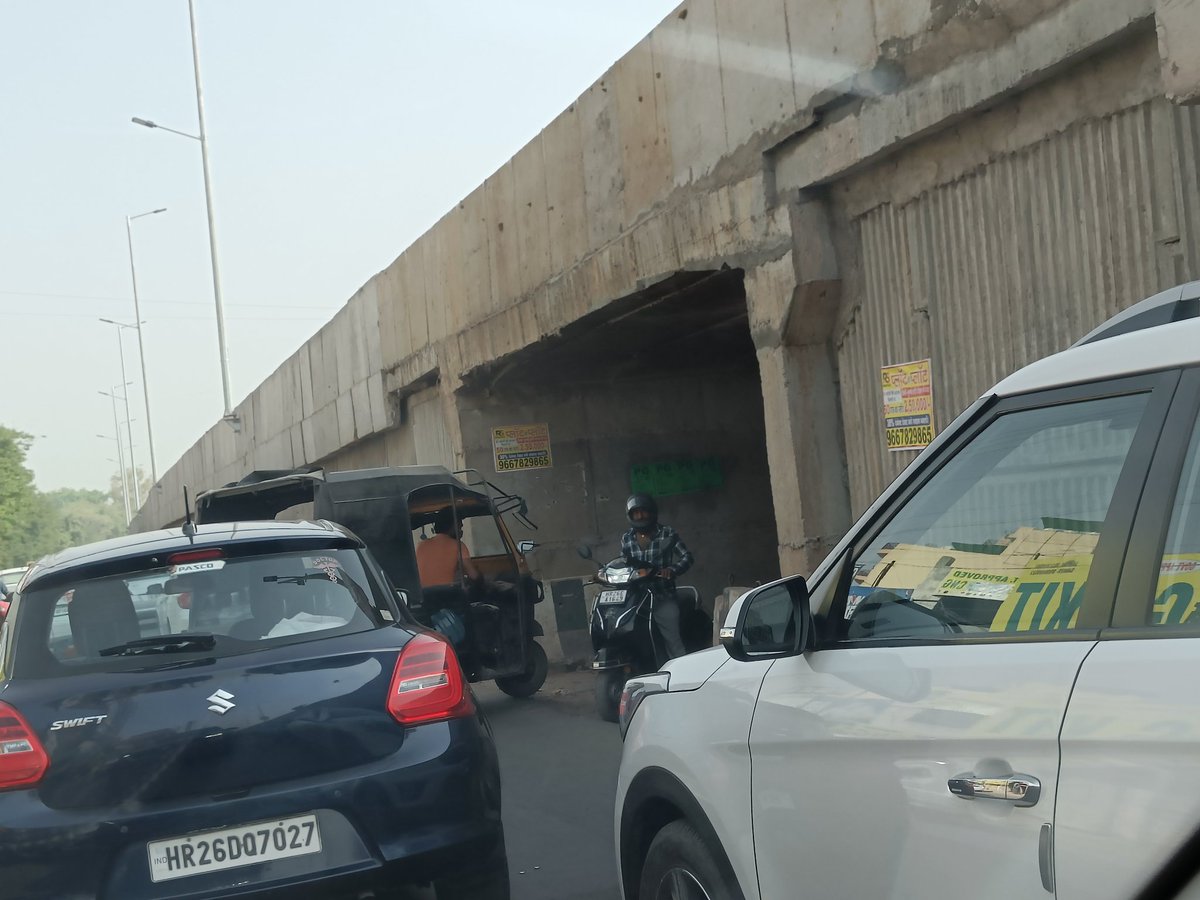 sanjeevjamba's tweet photo. @NHAI_Official @MunCorpGurugram the new under development sohna road flyover is leading to severe traffic jams due to a conversion of pedestrian passage  into a uturn for vehicles. Request the officials to pls get this corrected at the earliest to ease the traffic. https://t.co/PB0GsATpqF