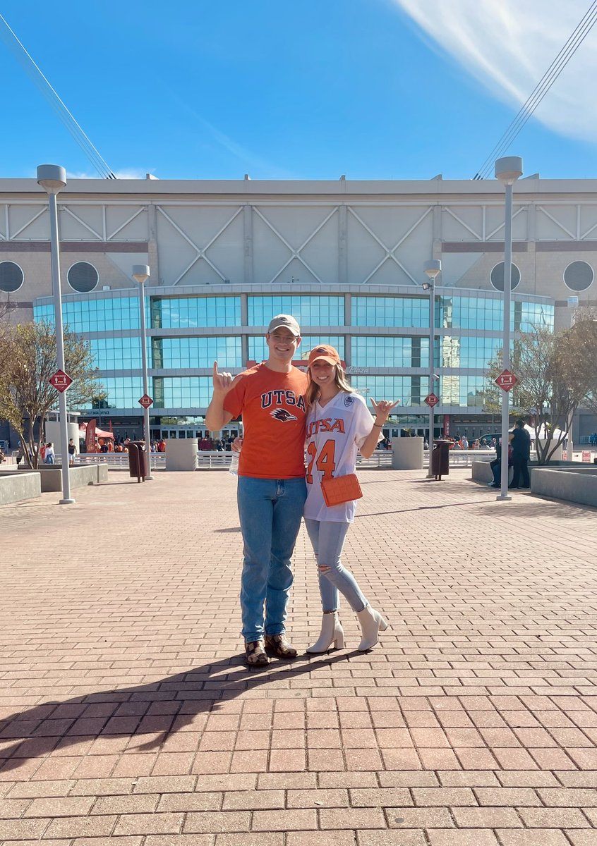 shelbygsmith's tweet photo. Happy #utsagivingday!! 

I’m supporting the areas that shaped my college experience: @UTSASOSA, @UTSAmusic, and @UTSAAthletics. 

What about you?? 

Whichever area of UTSA you are rowdy about, how about a dollar to say thanks. Donate here: https://t.co/hsQME7q3ha https://t.co/muaGup3CZs