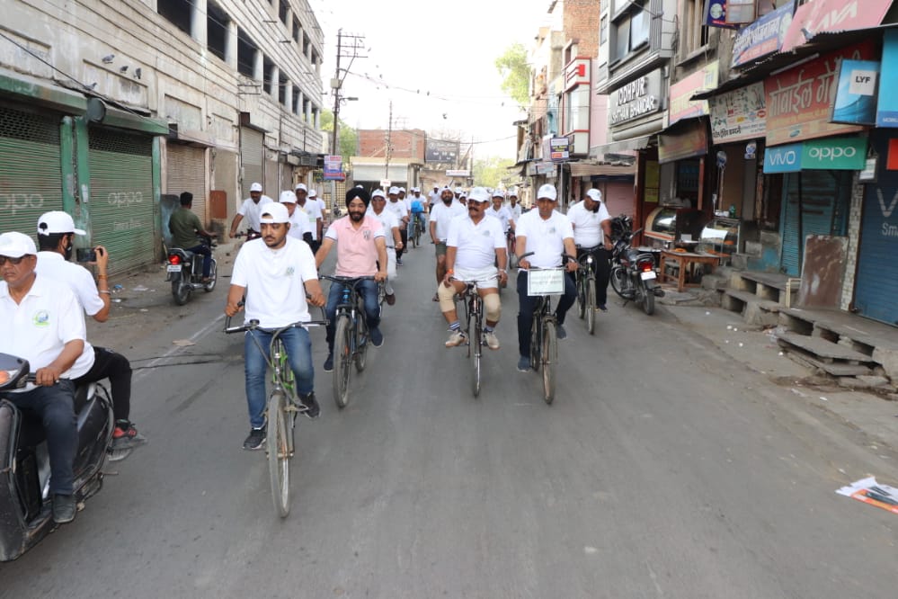 Rj_rahi2211's tweet photo. Cyclothon activity was conducted on 17.04.22 under Saksham2022 to urge citizens for fuel conservation for health and environmental protection at Bhilwara city. The event was graced with the presence of Smt. Om Prabha, SDM Bhilwara City.
@IOCLJaipurAO @IndianOilcl @RajasthanIoc https://t.co/sBhtKUlmYR