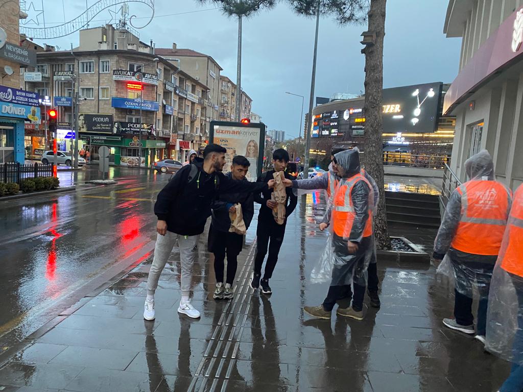 nevsehirakgenc's tweet photo. Telaşa gerek yok 🤫 AK Gençlik #iftara5kala hep sokaklarda..👊 https://t.co/TR9yXnxmur