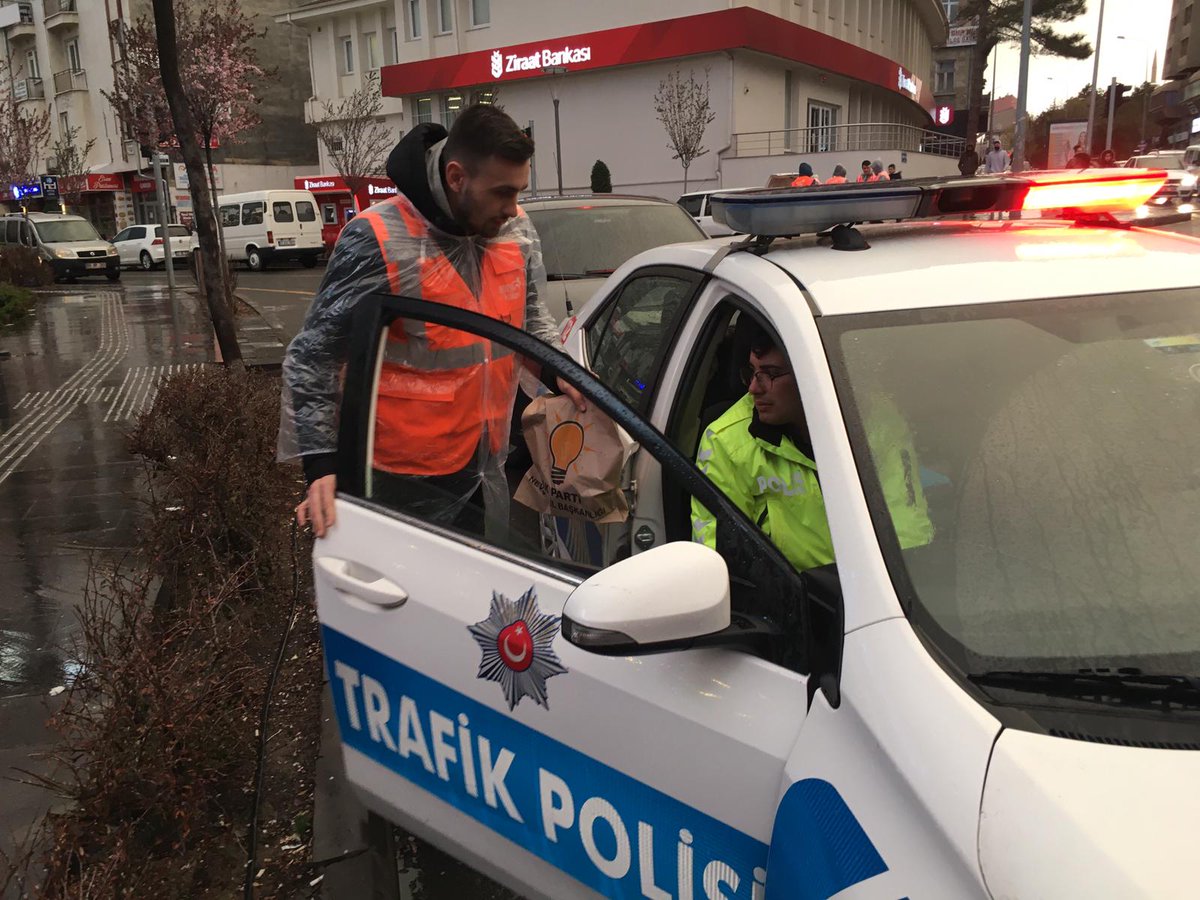nevsehirakgenc's tweet photo. Telaşa gerek yok 🤫 AK Gençlik #iftara5kala hep sokaklarda..👊 https://t.co/TR9yXnxmur