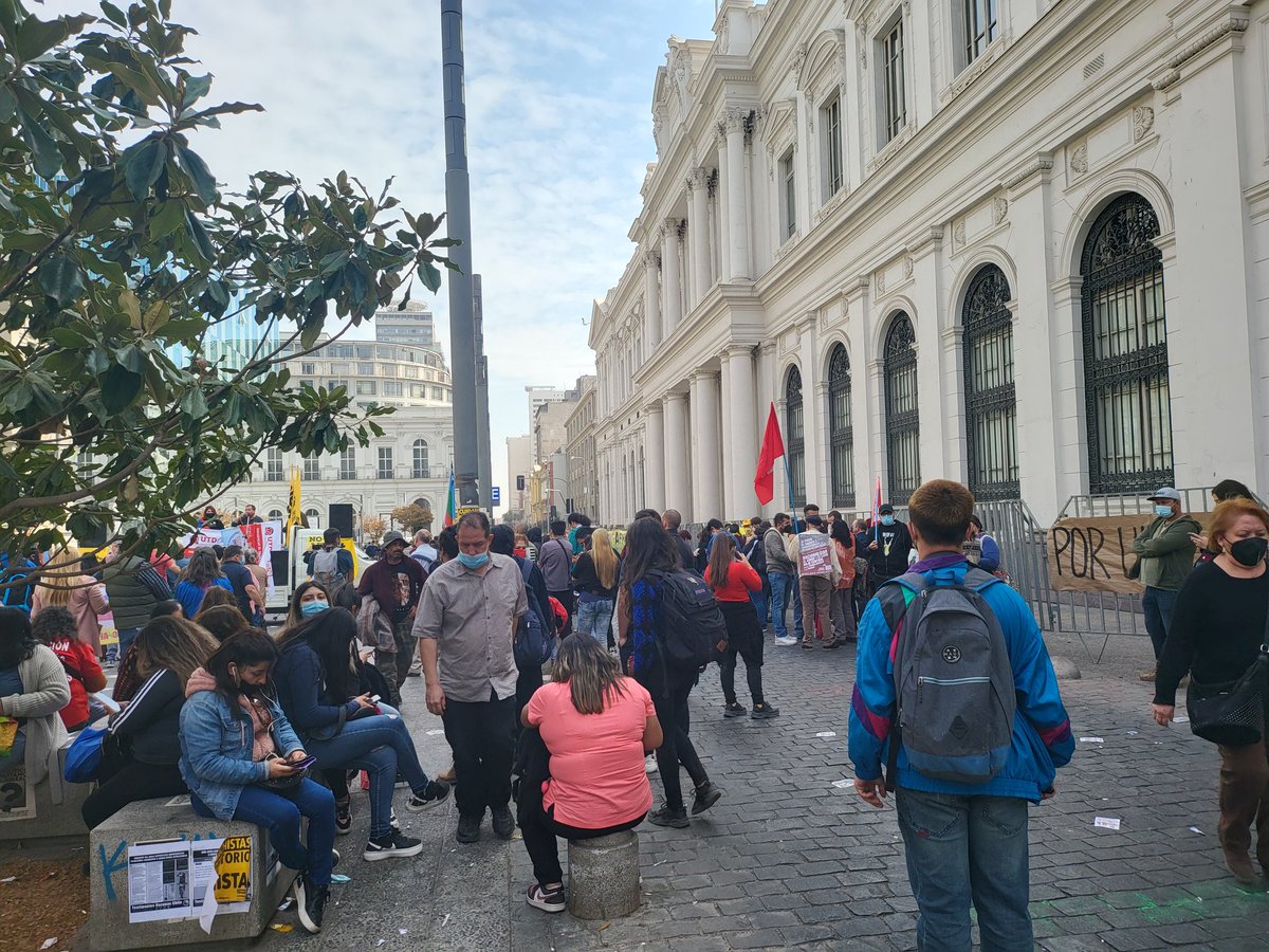ematuranad's tweet photo. Ante el ex Congreso Nacional se manifiestan distintas organizaciones sociales demandando consagrar los derechos sociales fundamentales en la Nueva Constitución https://t.co/9gHq1g28Xz