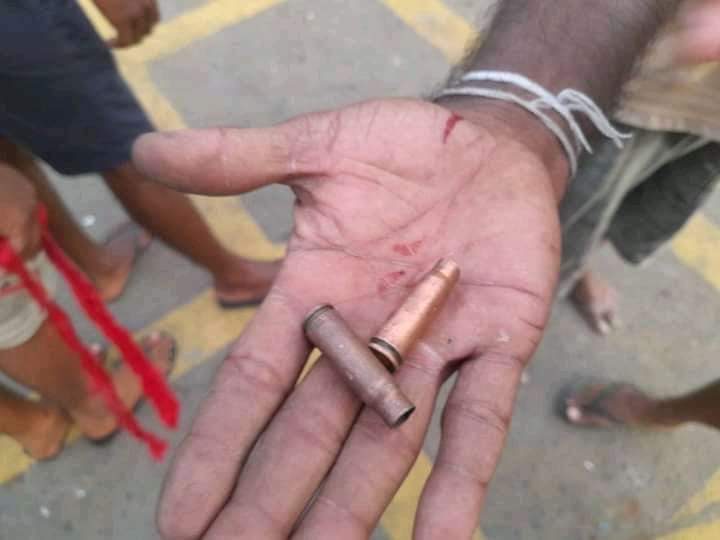 2it_u's tweet photo. @YourAnonNews In SL people were screaming to STOP shooting but an innocent person was killed!
#GotaGoHome2022 
#CrimesAgainstHumanity #AnonymousSaveSriLanka https://t.co/dH55QlaRUg