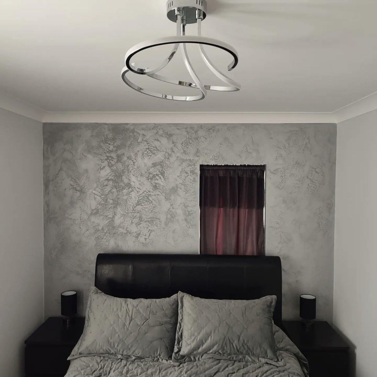 Diamento 3D- structural decorative paint with gitter.Forms unique pattern and effect of shimmering glass,owing to the content of metallic fillers.