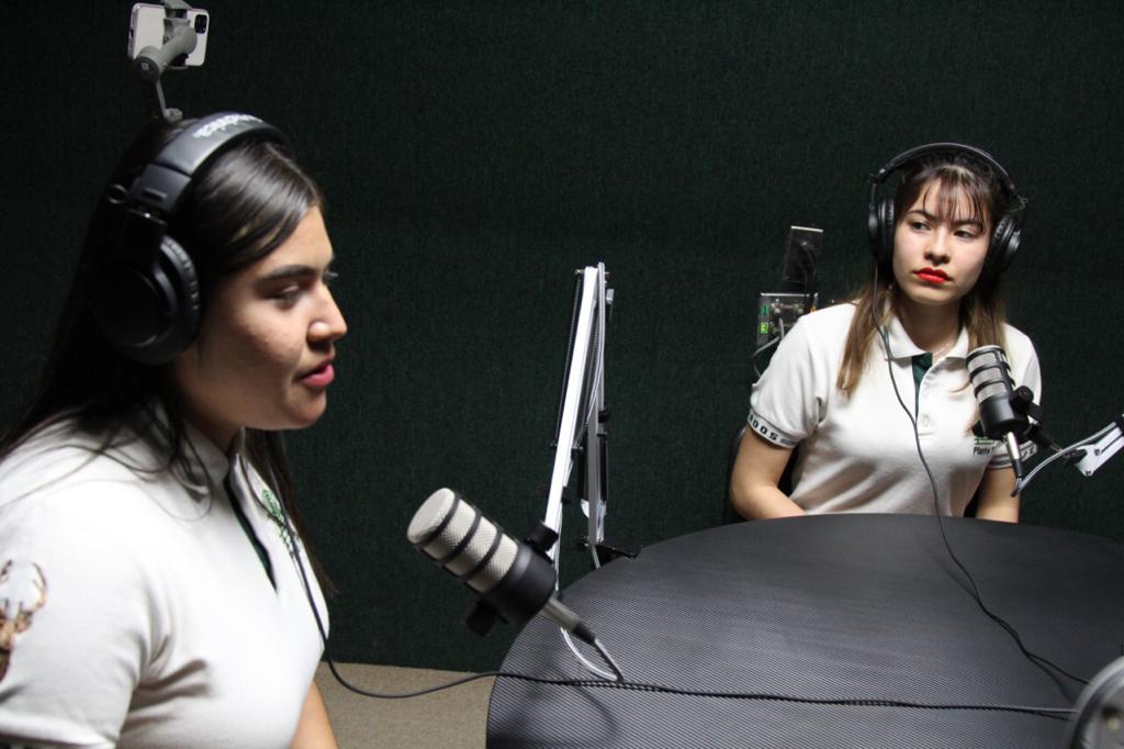 COBACHChihuahua's tweet photo. Encabeza nuestro Director General, Marco Licón Barraza la reinauguración de la cabina “Radio Cobach” del plantel 11, donde se llevó a cabo el simbólico corte de listón para oficializar la reactivación de este importante espacio de aprendizaje para nuestros jóvenes. #RadioCobach https://t.co/vyTn5XOEjX