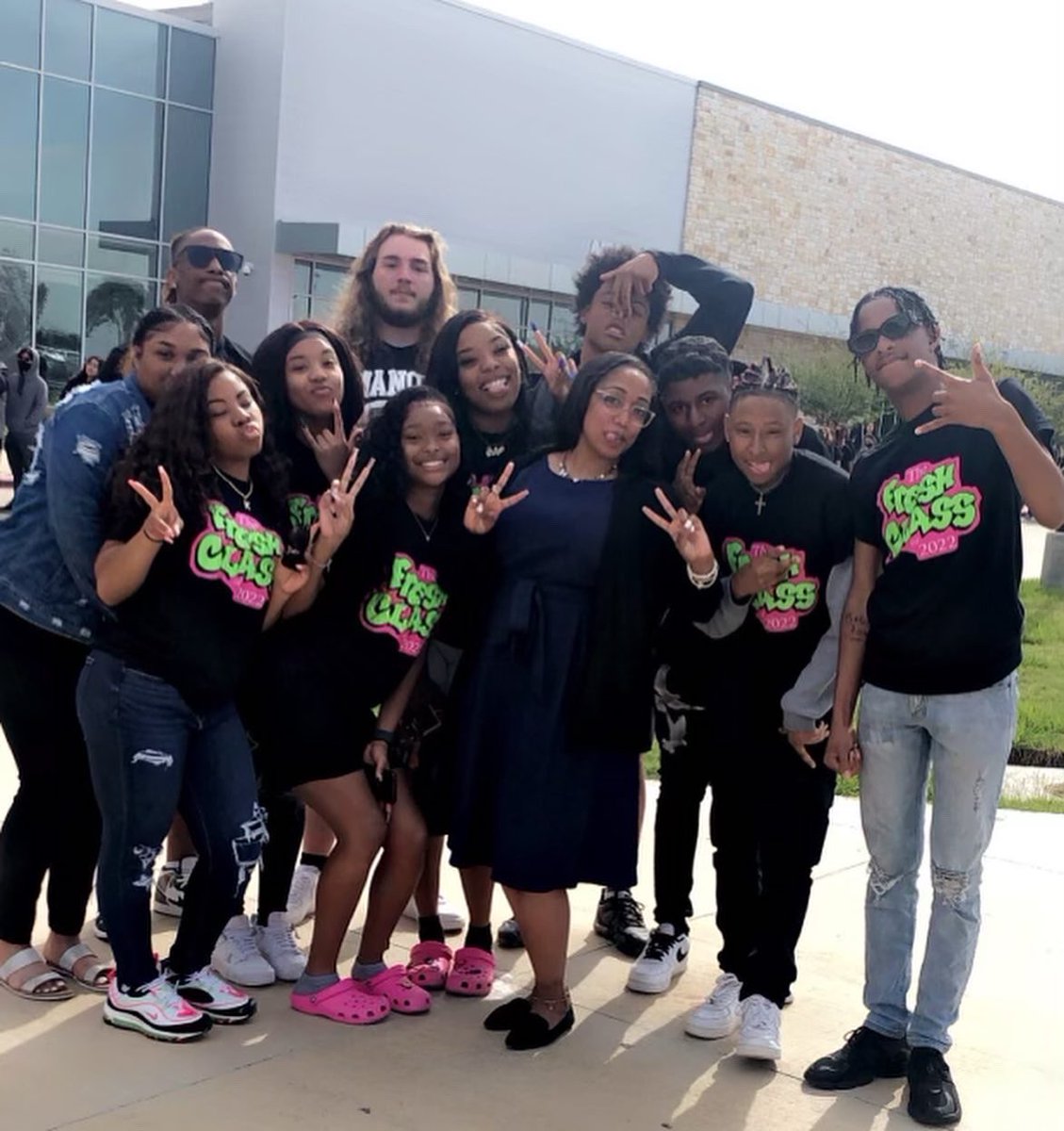 JessikaHearne's tweet photo. #IAbsolutelyLoveTheseKids #MSHS #SeniorClassPictureDay #ClassOf2022 😎🥰 #FreshClassOf2022 #ProudPrincipal #MyBigBabies 🤗 #ItsAFamilyThing #ItTheSmilesForMe #SeniorClassOfficers @SpencerAndreD @MikePerkins_PLC @AlejandroGongo1 @Principowell @ManorSeniorHS https://t.co/3gXQrRX8Gf