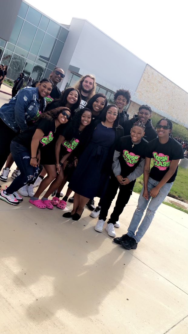 JessikaHearne's tweet photo. #IAbsolutelyLoveTheseKids #MSHS #SeniorClassPictureDay #ClassOf2022 😎🥰 #FreshClassOf2022 #ProudPrincipal #MyBigBabies 🤗 #ItsAFamilyThing #ItTheSmilesForMe #SeniorClassOfficers @SpencerAndreD @MikePerkins_PLC @AlejandroGongo1 @Principowell @ManorSeniorHS https://t.co/3gXQrRX8Gf