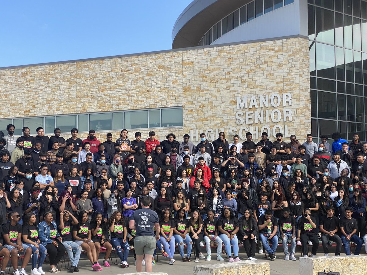 JessikaHearne's tweet photo. #IAbsolutelyLoveTheseKids #MSHS #SeniorClassPictureDay #ClassOf2022 😎🥰 #FreshClassOf2022 #ProudPrincipal #MyBigBabies 🤗 #ItsAFamilyThing #ItTheSmilesForMe #SeniorClassOfficers @SpencerAndreD @MikePerkins_PLC @AlejandroGongo1 @Principowell @ManorSeniorHS https://t.co/3gXQrRX8Gf
