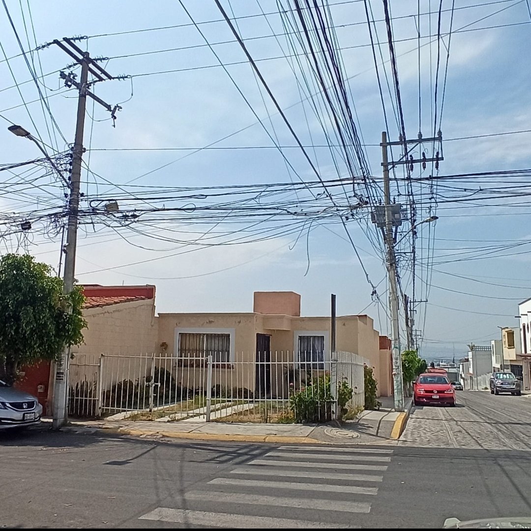 addydasd's tweet photo. Qro, Col. Movimiento Obrero. @CFEmx @CFE_Contigo dice que no tiene reporte de fallas en la zona y hasta cancelaron el folio que se levantó desde ayer. Siempre que llueve es lo mismo, y no es problema de una casa como ustedes argumentan. ¡Hay vecinos que desde ayer no tienen luz! https://t.co/blbXe0rH7m