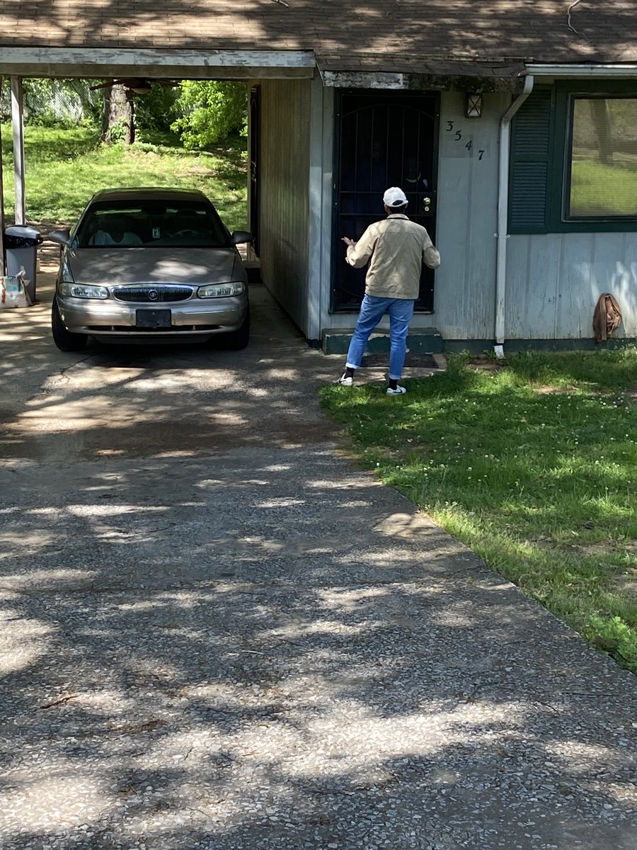 Out door knocking with our awesome new REC @EZamora_Macias 🇺🇸❤️ #GeorgiaOnTheLine #LeadRight #CollegePark