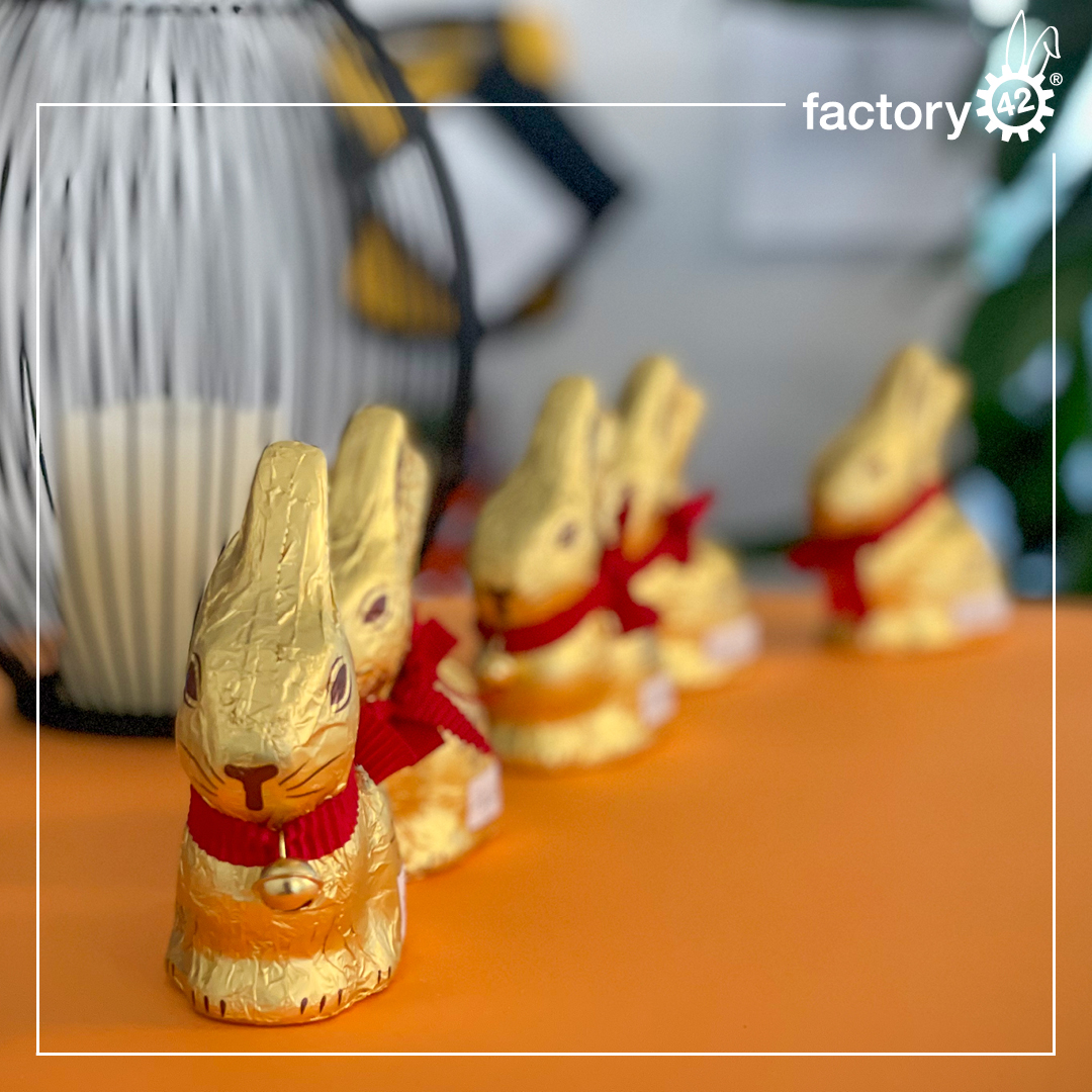 Da hat sich der #Osterhase doch tatsächlich auch zu uns verirrt.🐰🧡
Hektisches Treiben heute Morgen im #factory42-Office bei der groß angelegten Eiersuche...🧐

#factoryfamily #osterzeit #häschen #happyeaster #bestplacetowork #officevibes #teamlove #überraschung #diekleinendinge